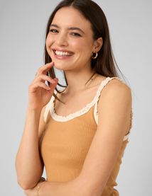 D&eacute;bardeur avec bord contrastant en dentelle