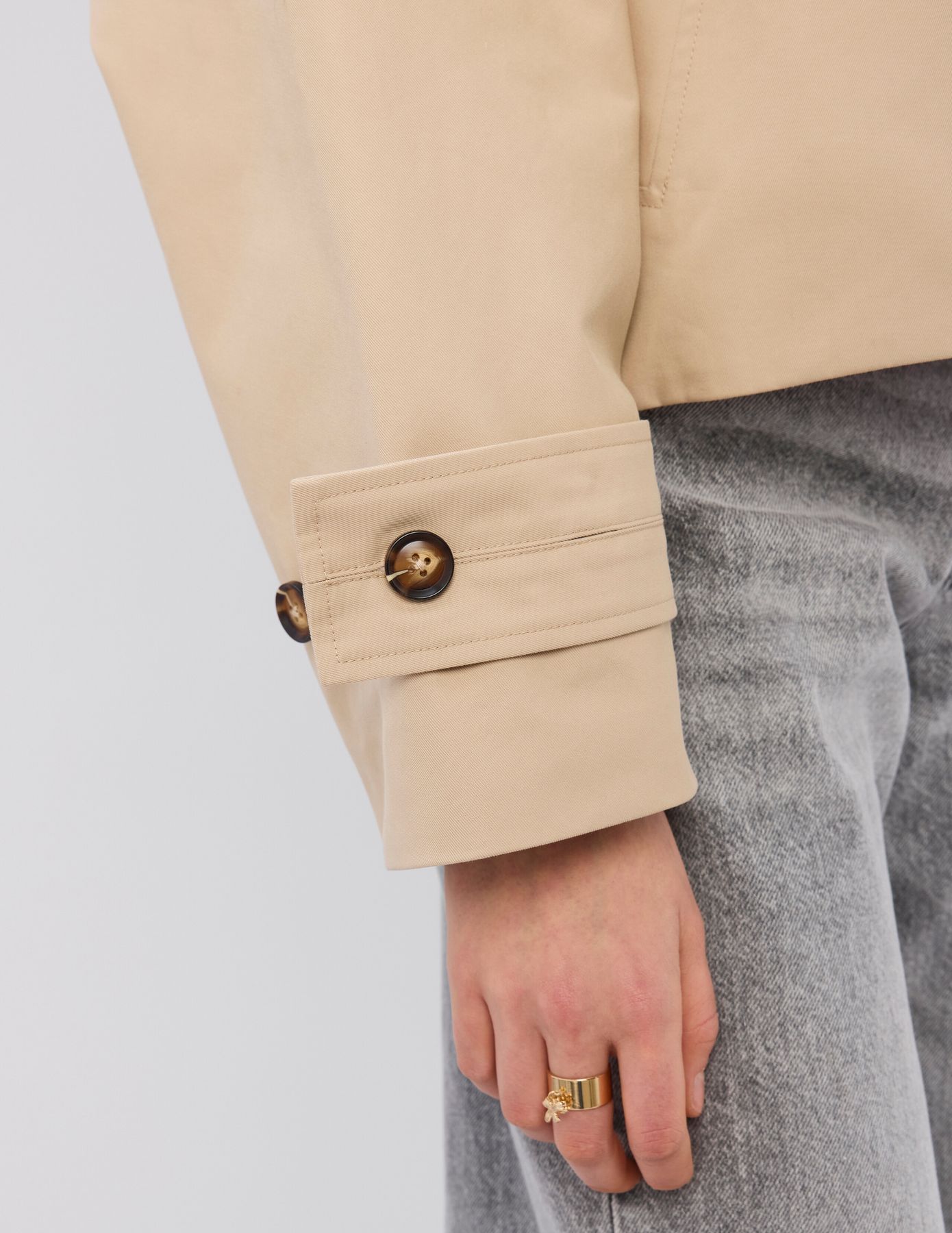 Trench court &agrave; capuche