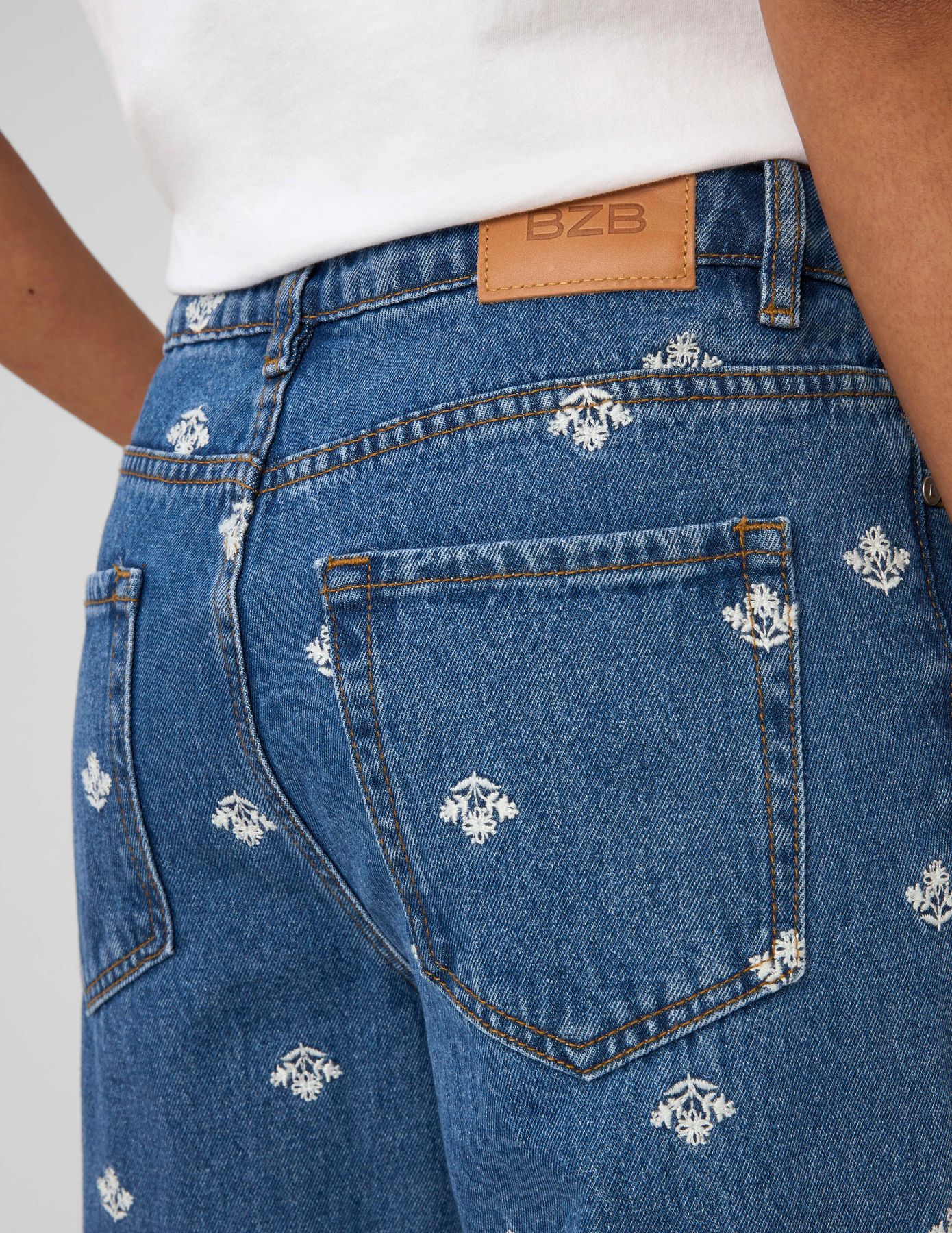 Jean straight brod&eacute;