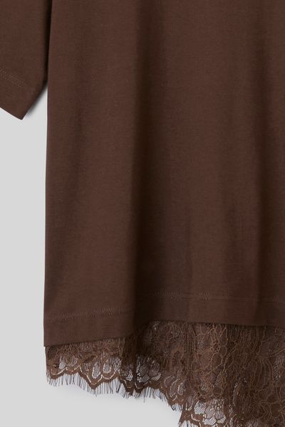 T-shirt avec empi&egrave;cement en dentelle