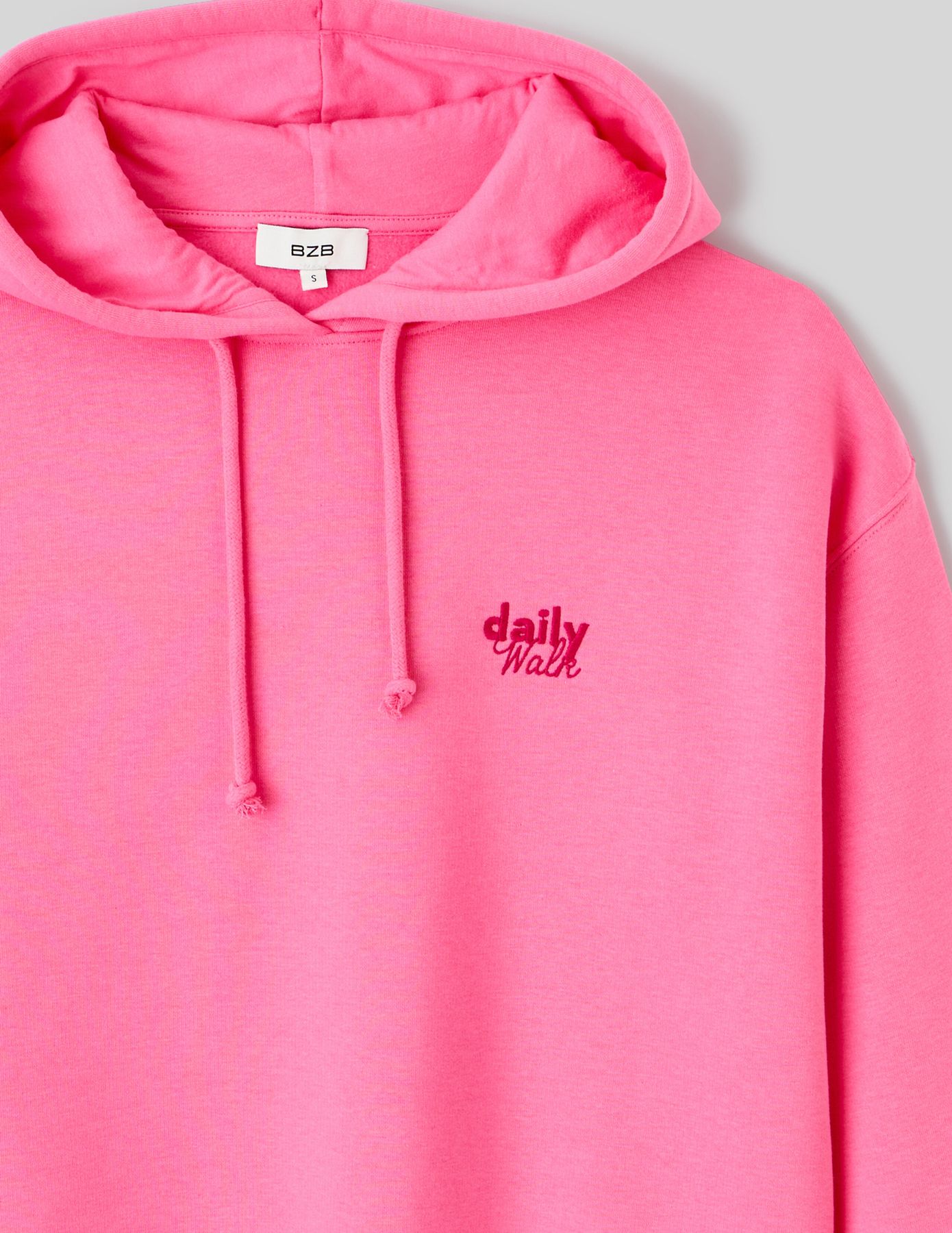 Sweat col capuche broderie poitrine