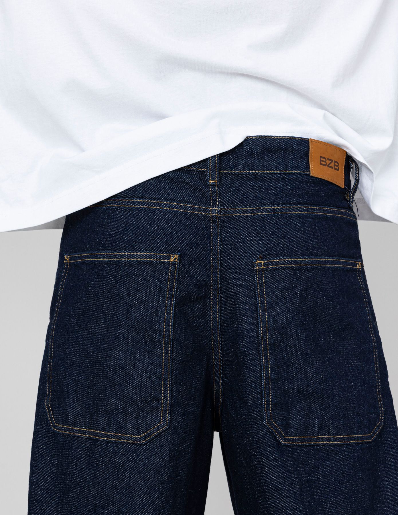 Jean loose &agrave; d&eacute;coupes