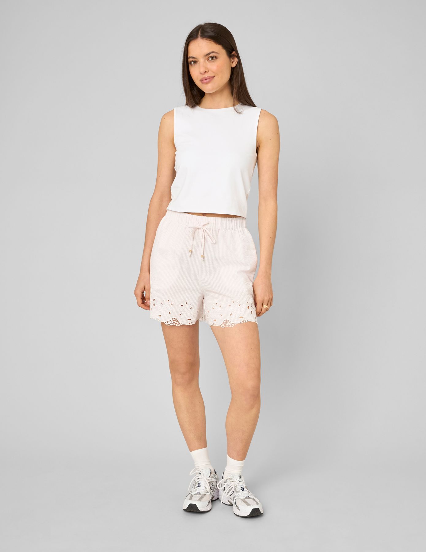 Short ray&eacute; broderie anglaise