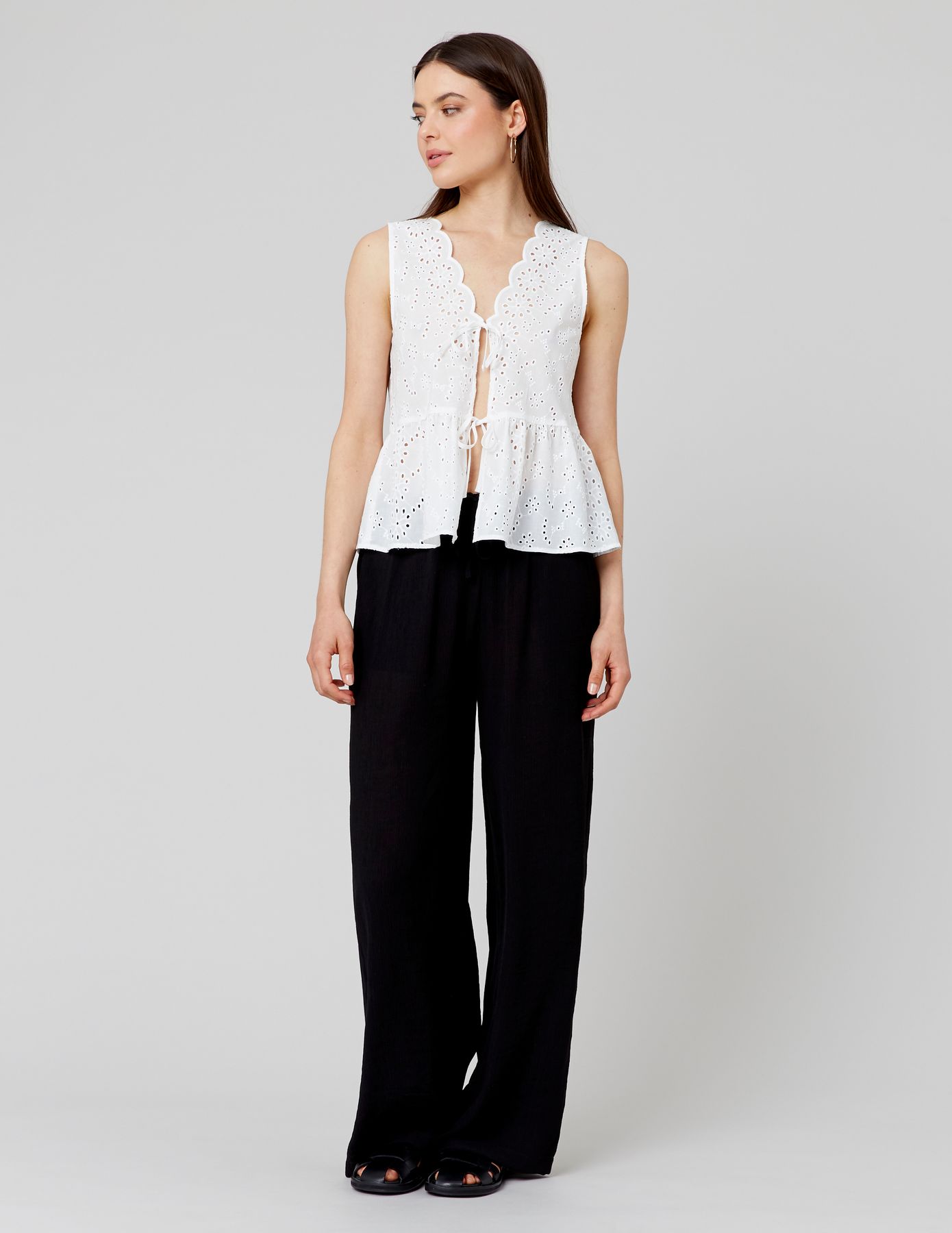 Blouse à nouer en broderie anglaise