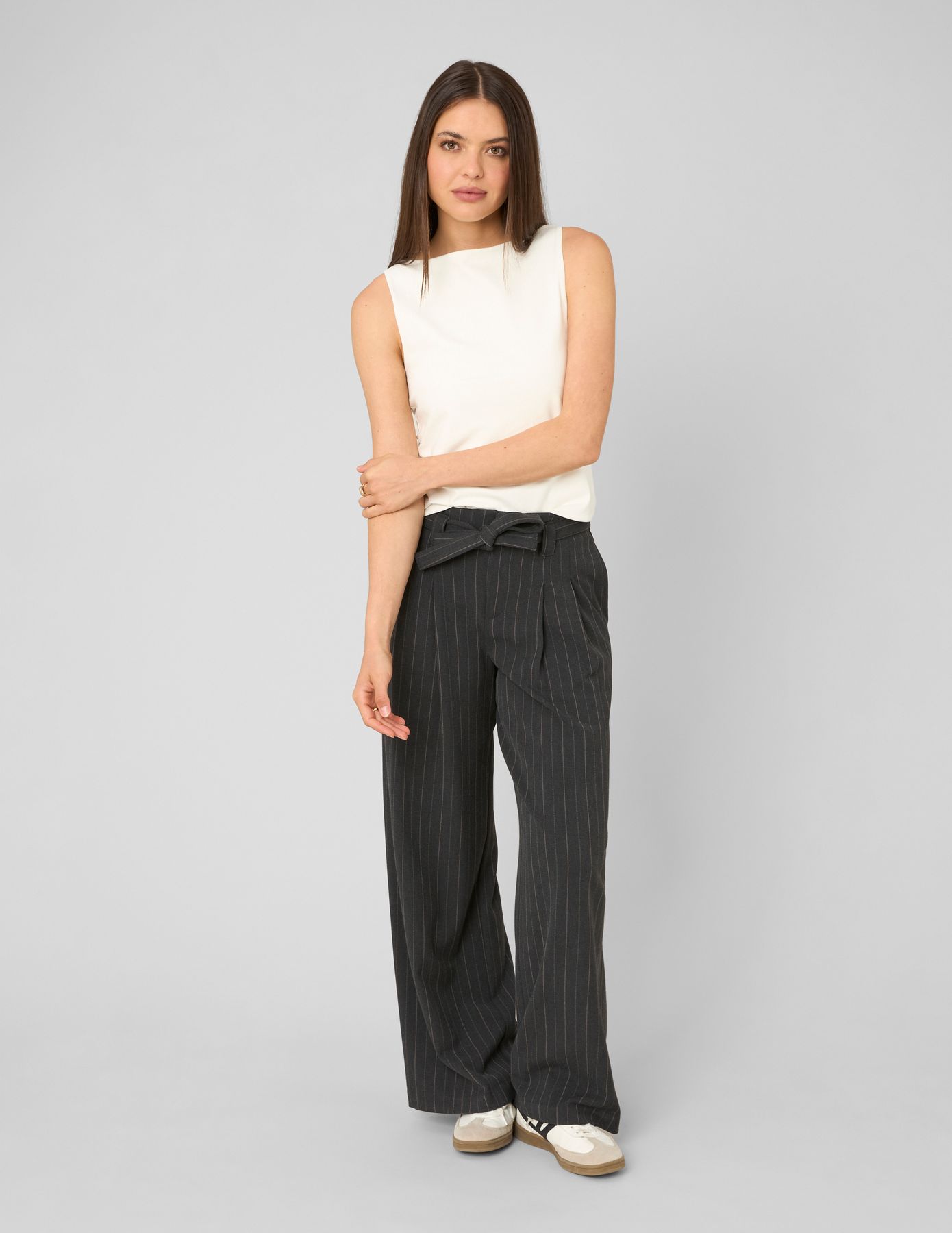 Pantalon en flanelle ceintur&eacute; &agrave; rayures