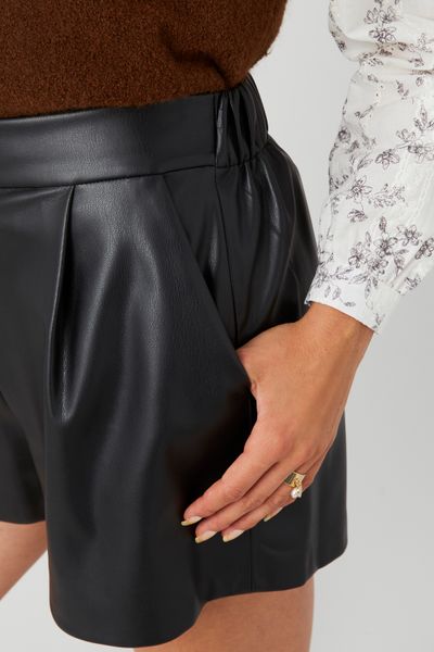 Short en tissu enduit