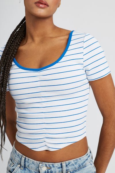 T-shirt court ray&eacute;