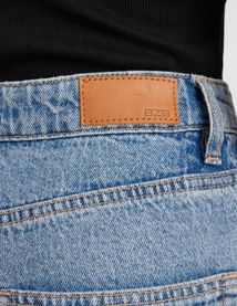 Jean straight &agrave; strass