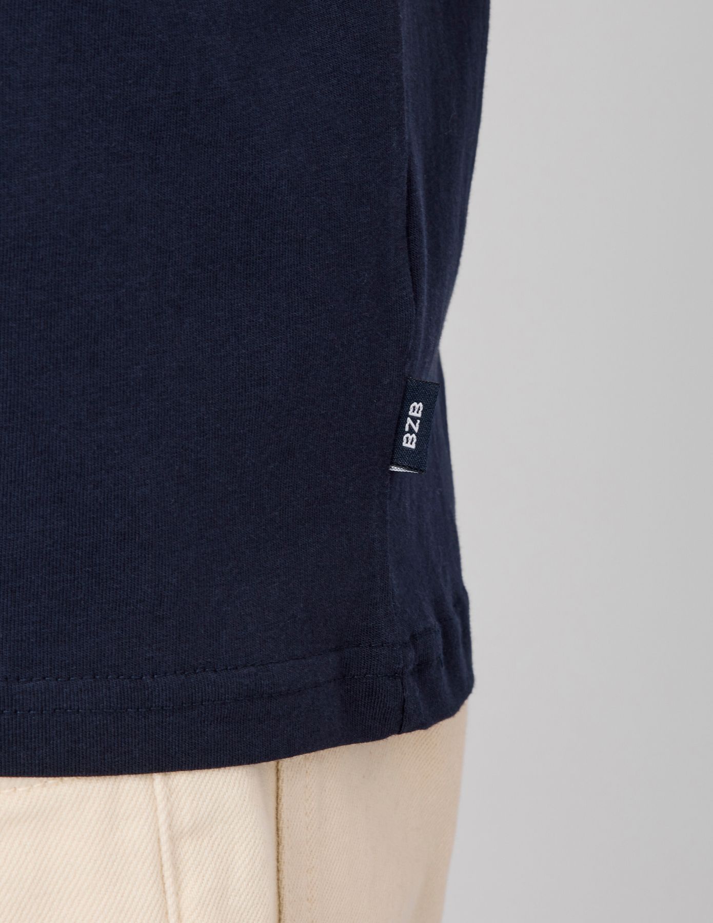 T-shirt broderie poitrine