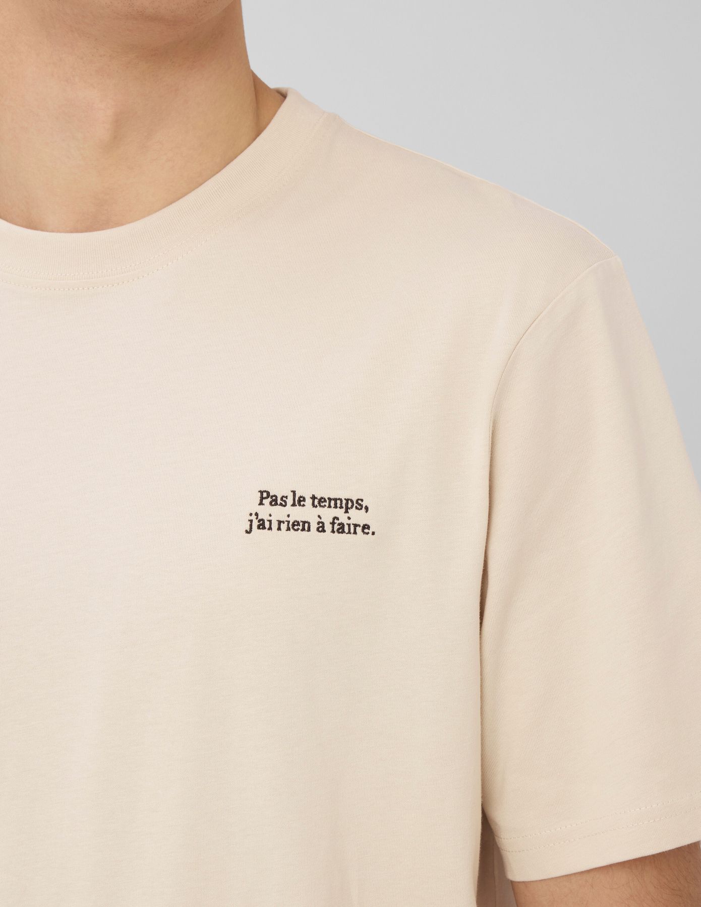 T-shirt broderie poitrine