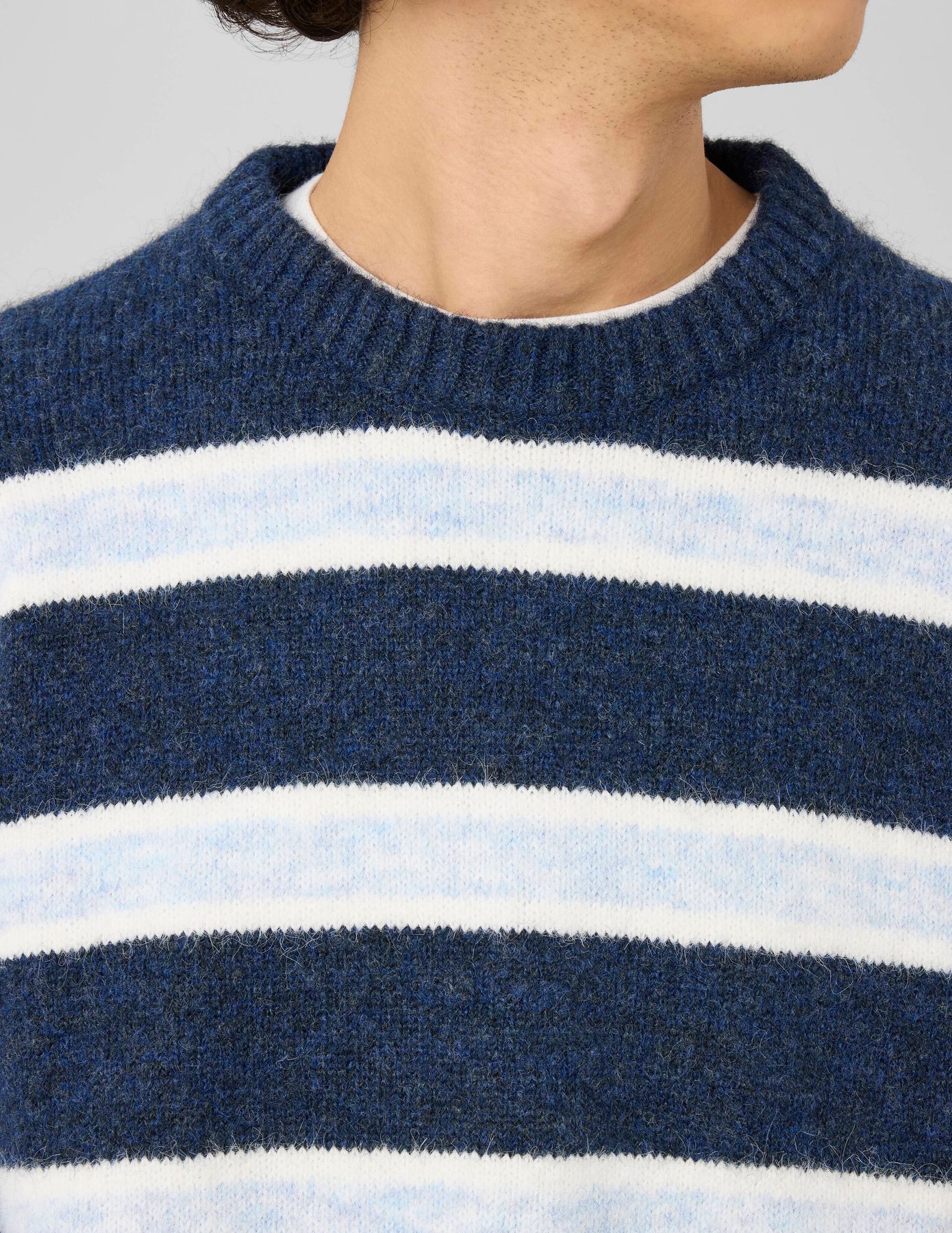 Pull ray&eacute; col rond