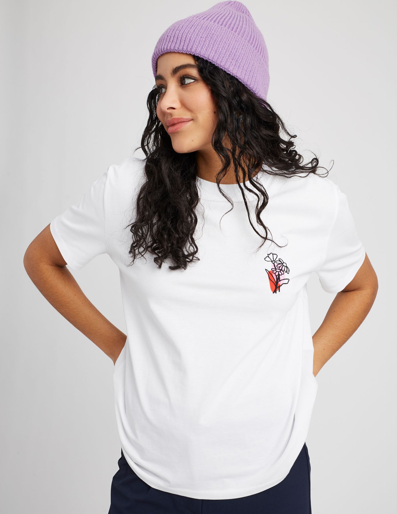 T-shirt broderie poitrine fleurs