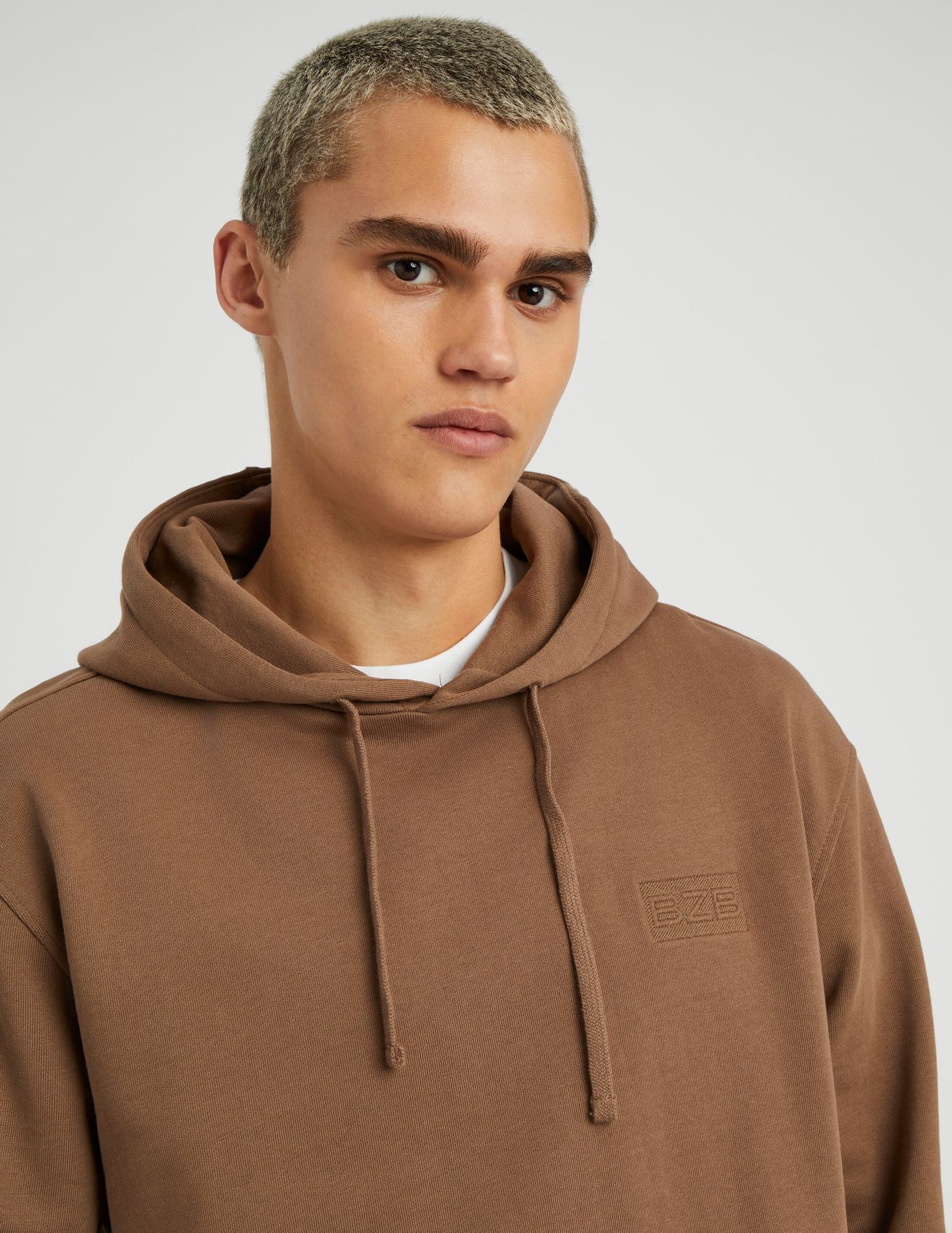 Sweat brodé à capuche