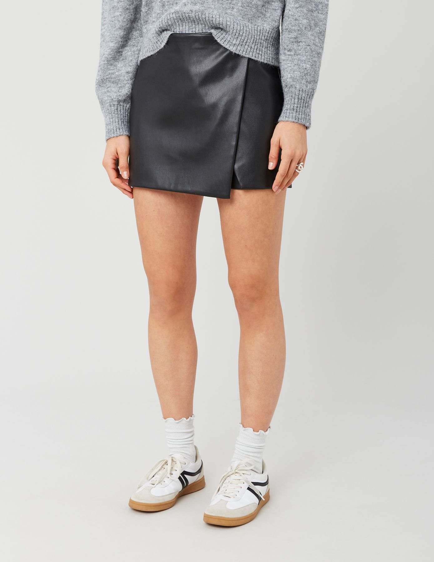 Jupe short en tissu enduit