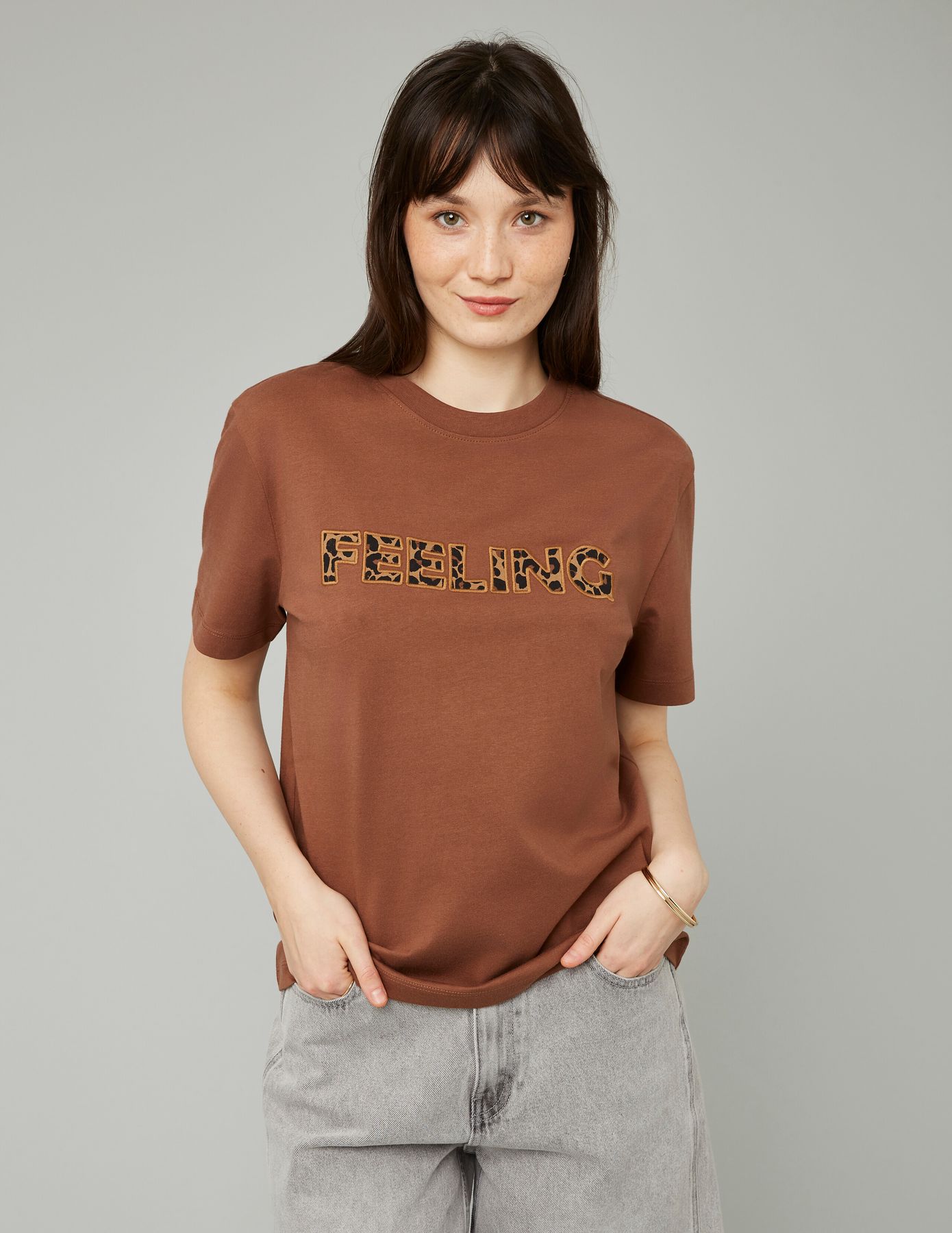 T-shirt broderie poitrine léopard