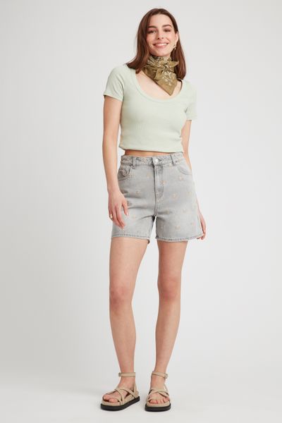Short en jean brodé