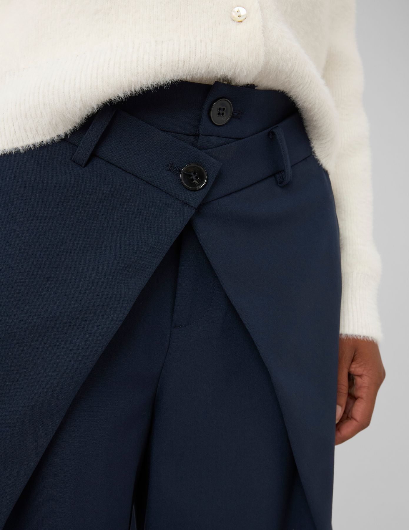 Pantalon large &agrave; plis et double bouton