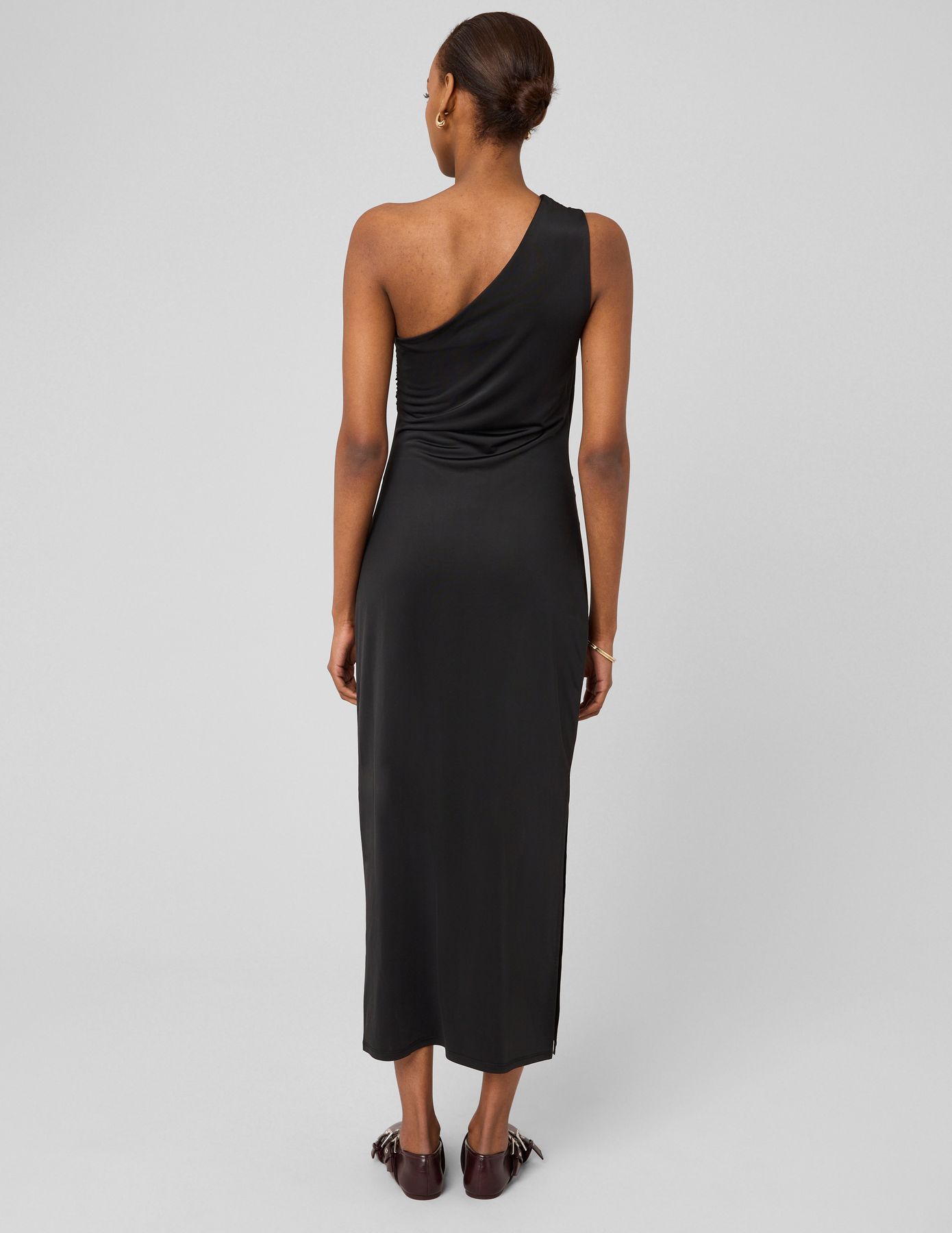 Robe longue &eacute;paule d&eacute;nud&eacute;e