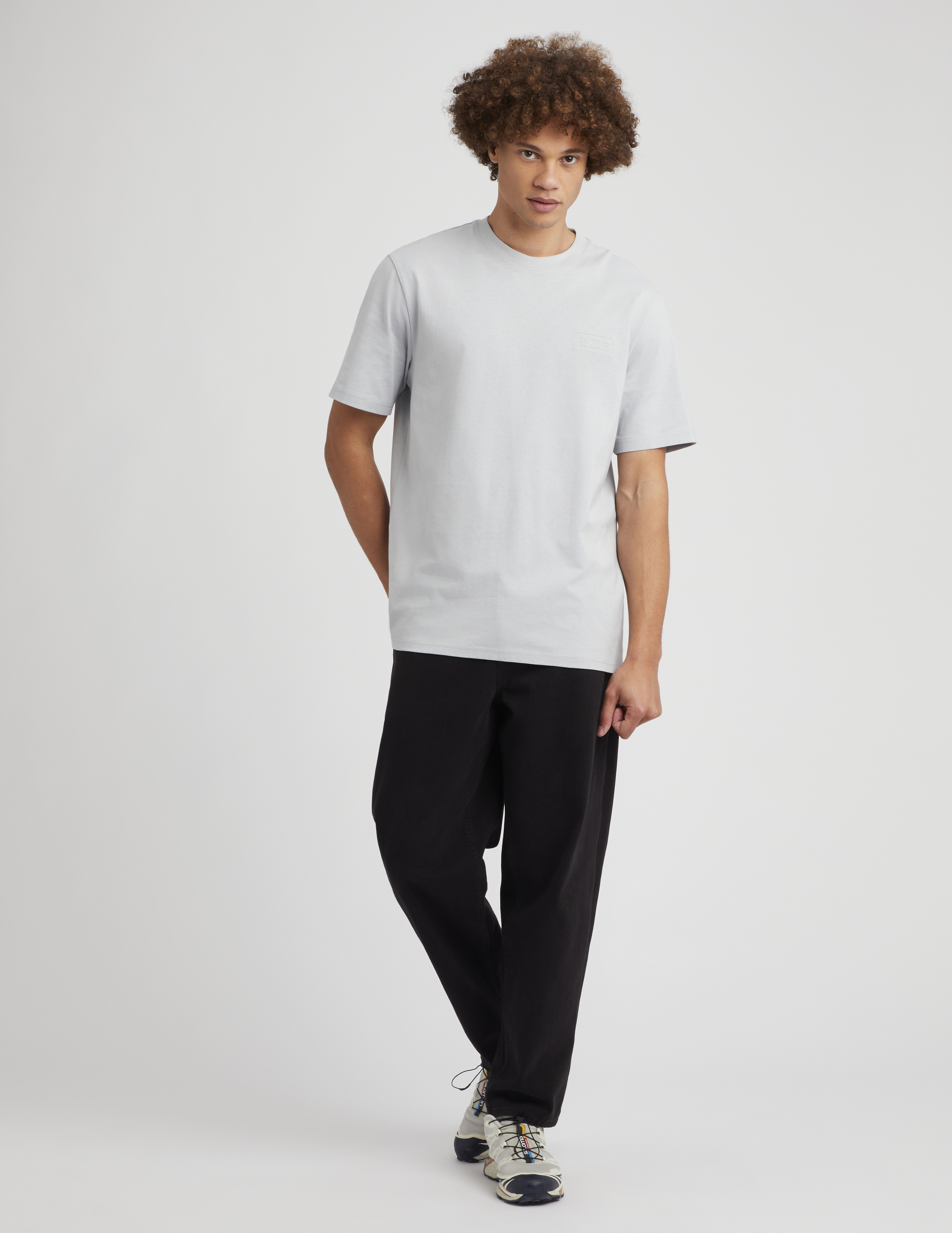 T-shirt broderie poitrine