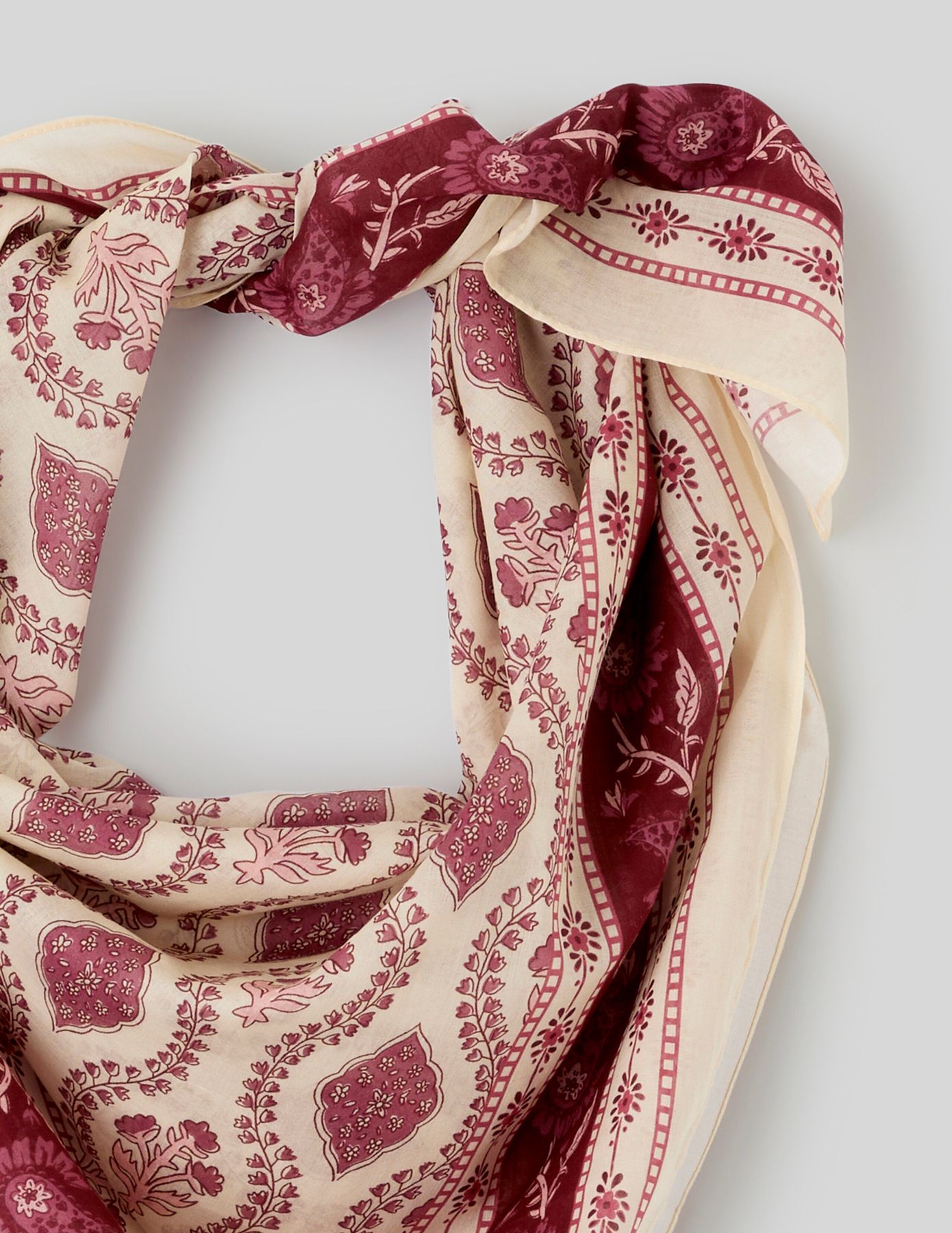 Foulard carr&eacute; imprim&eacute;