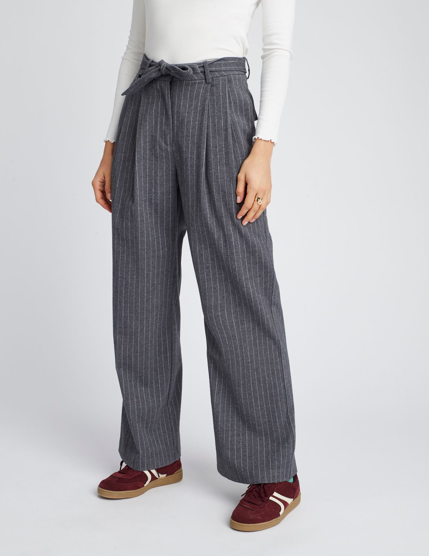 Pantalon tailleur à pinces rayé en polyester recyc