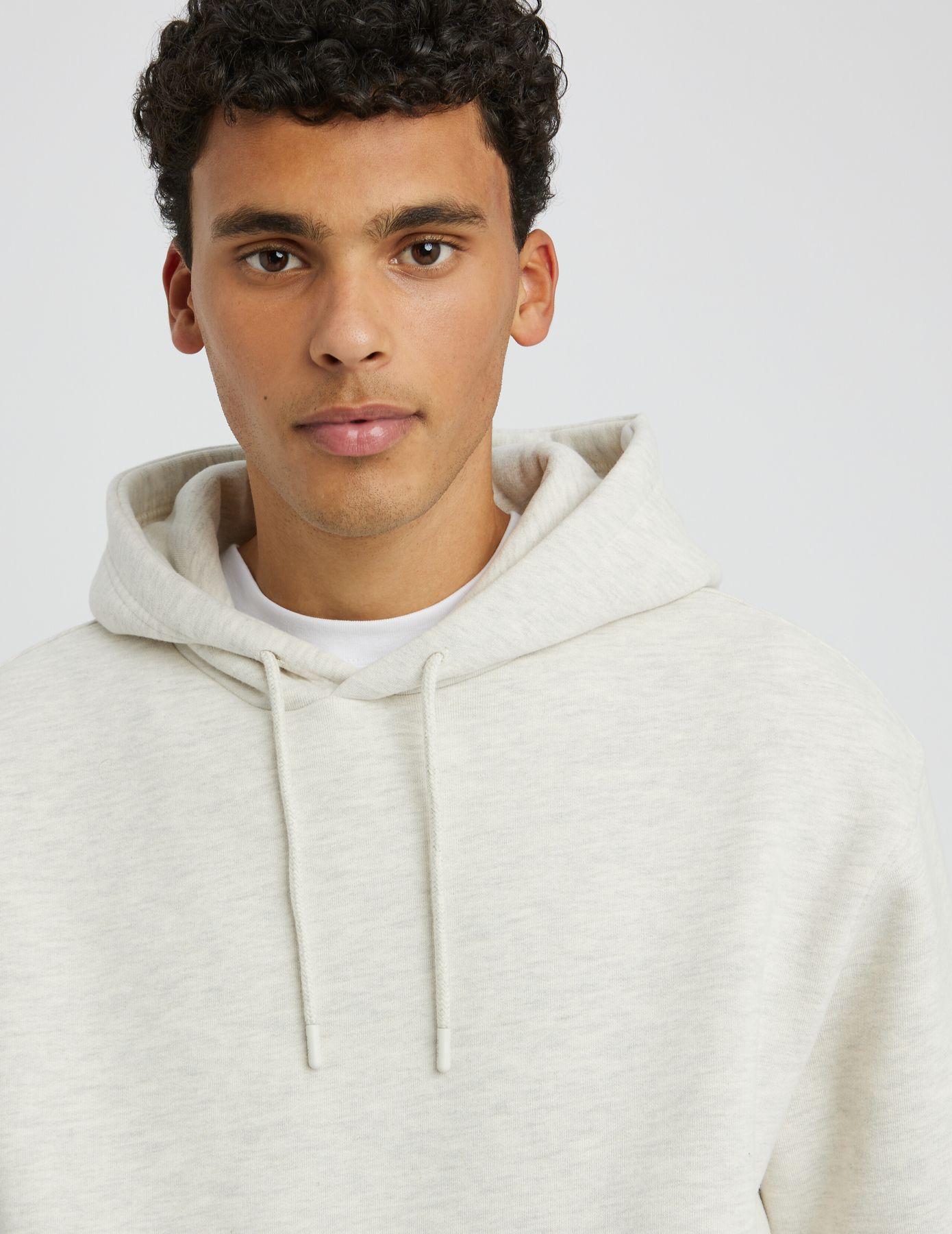 Sweat &agrave; capuche chin&eacute;