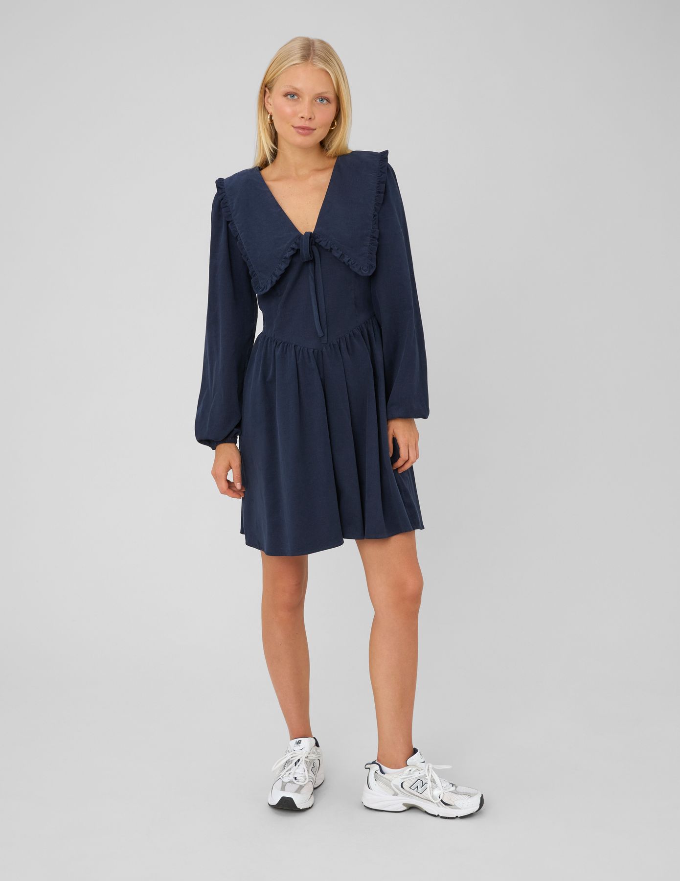 Robe &agrave; col volant&eacute;