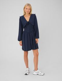 Robe &agrave; col volant&eacute;