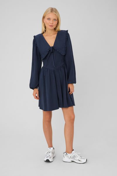 Robe &agrave; col volant&eacute;
