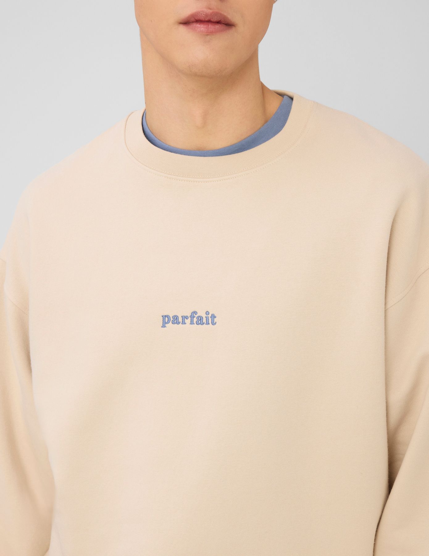 Sweat col rond broderie poitrine