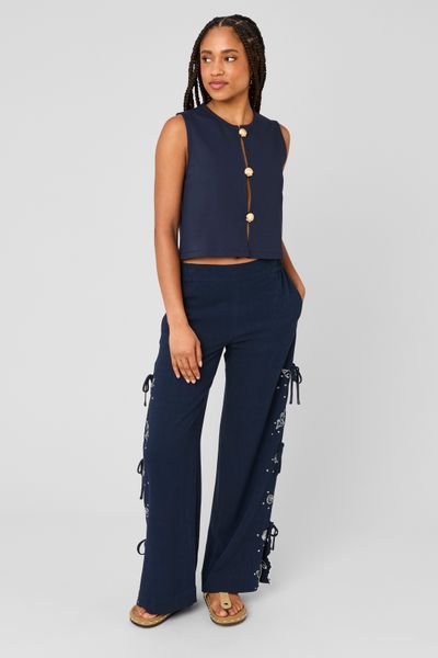 Top avec d&eacute;tails de boutons dor&eacute;s