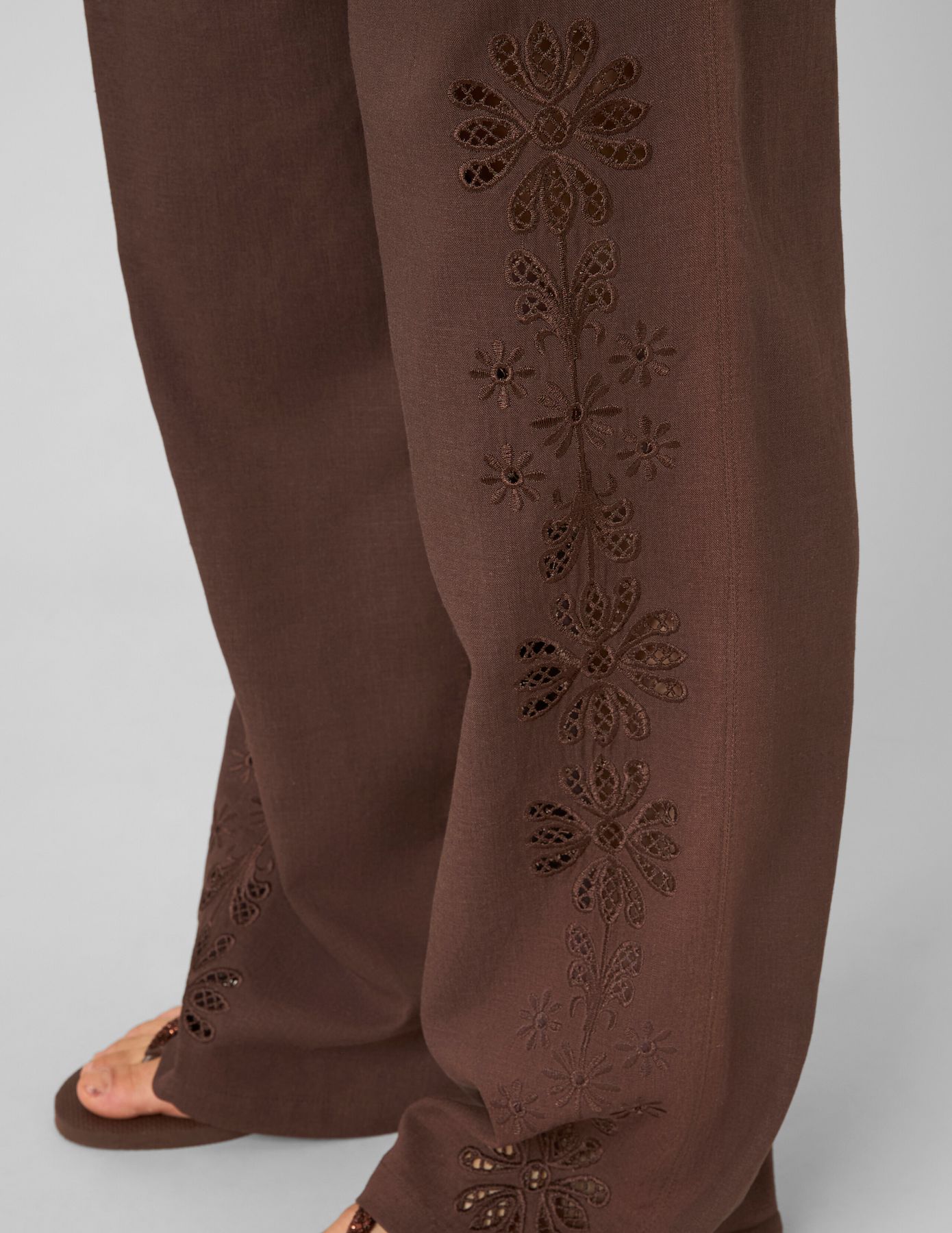 Pantalon brod&eacute;