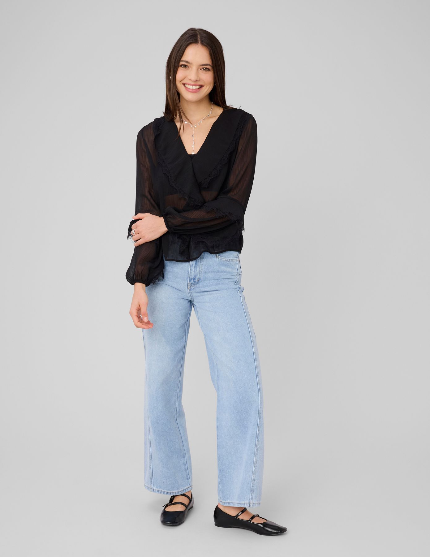 Blouse &agrave; volants et dentelle