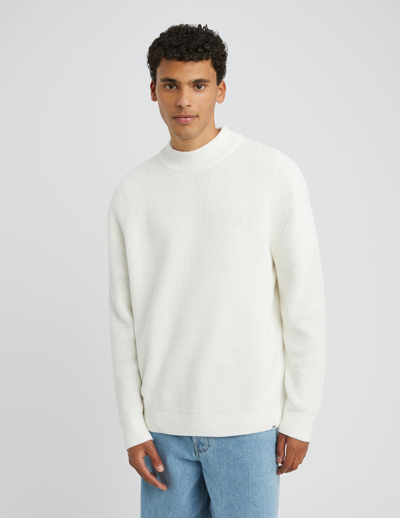 Pull col montant reli&eacute;f&eacute;