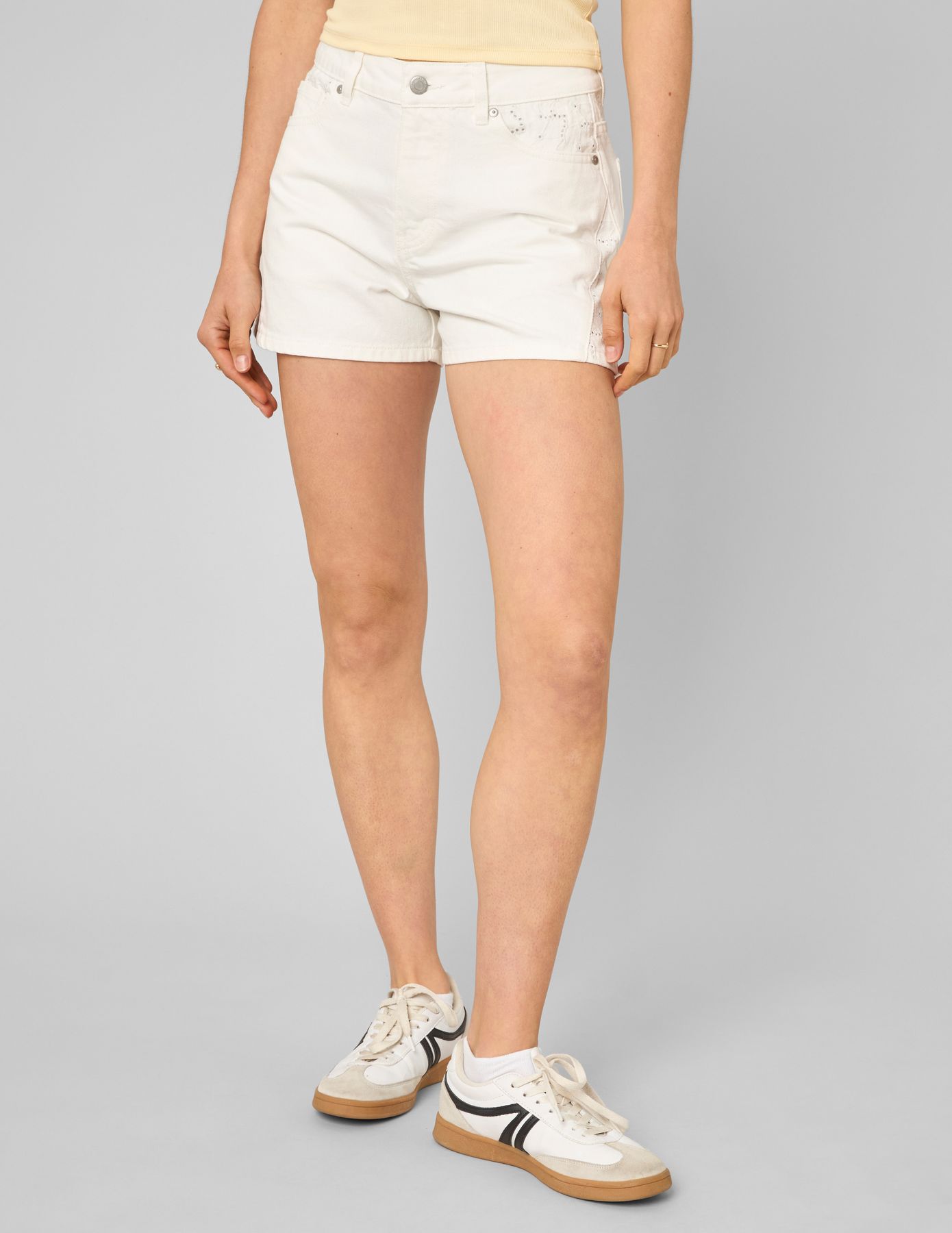 Short denim broderie anglaise
