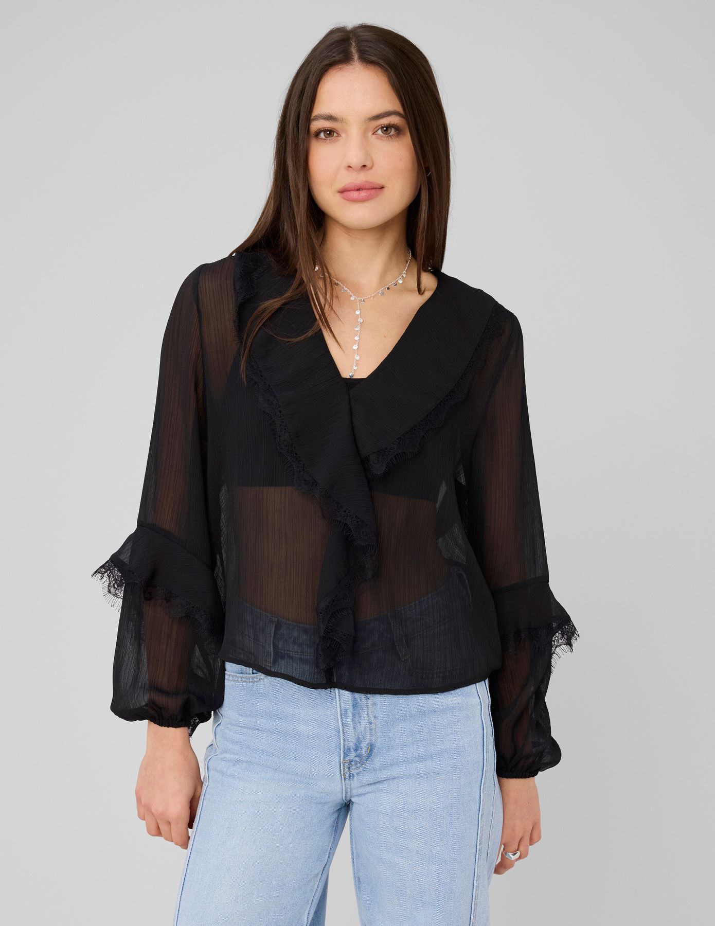 Blouse &agrave; volants et dentelle