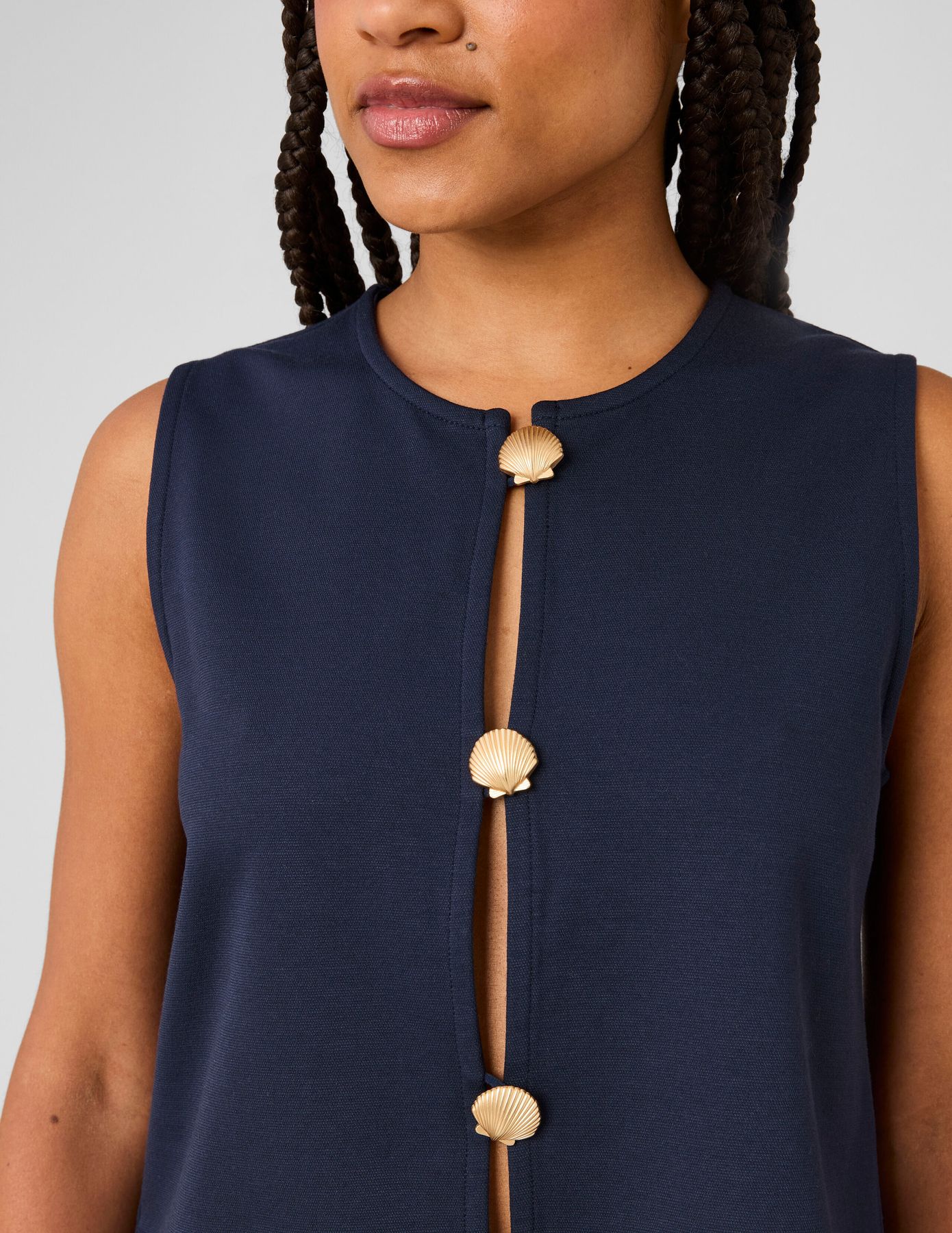 Top avec d&eacute;tails de boutons dor&eacute;s