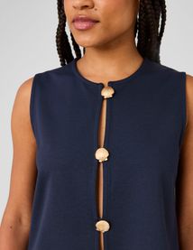 Top avec d&eacute;tails de boutons dor&eacute;s