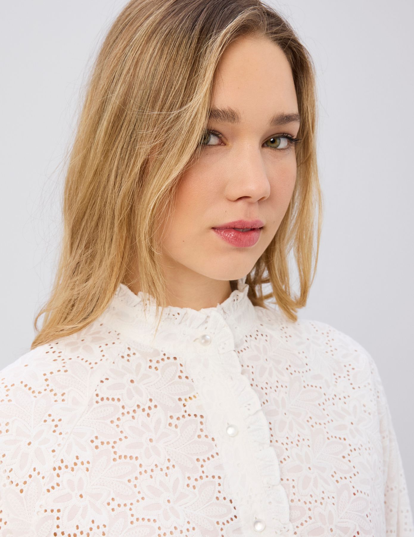 Chemise col montant broderie anglaise