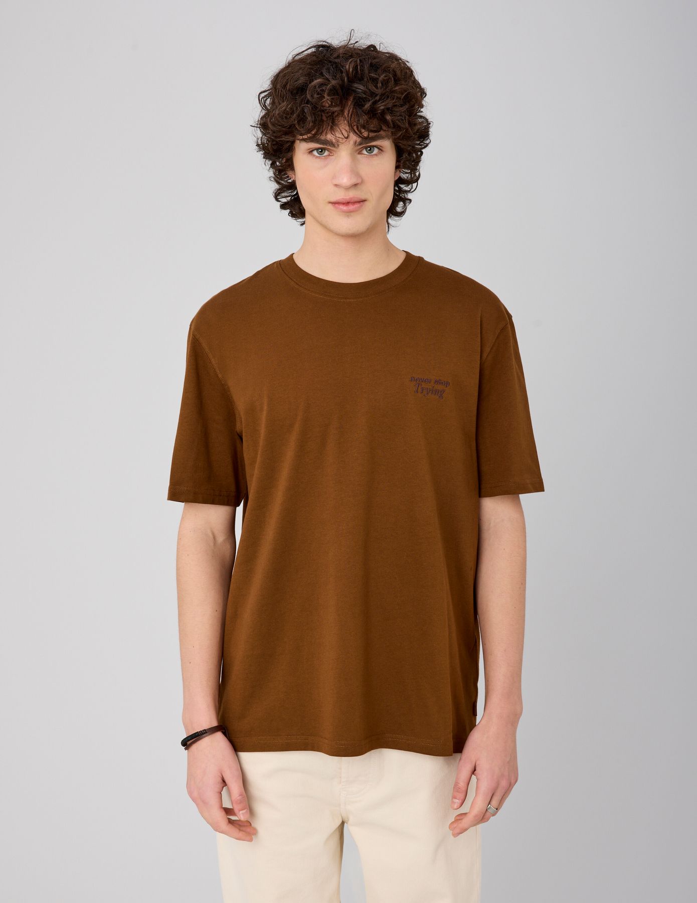 T-shirt broderie poitrine