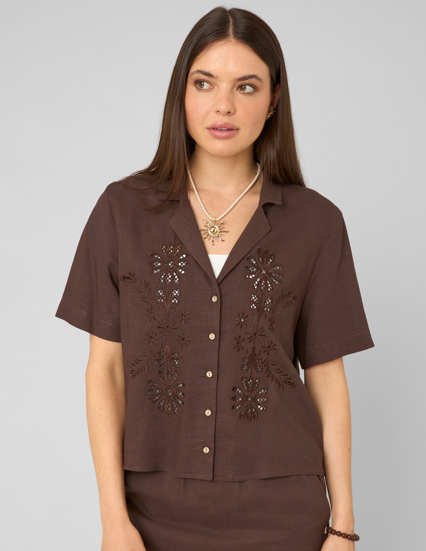 Chemise brod&eacute;e ajour&eacute;e