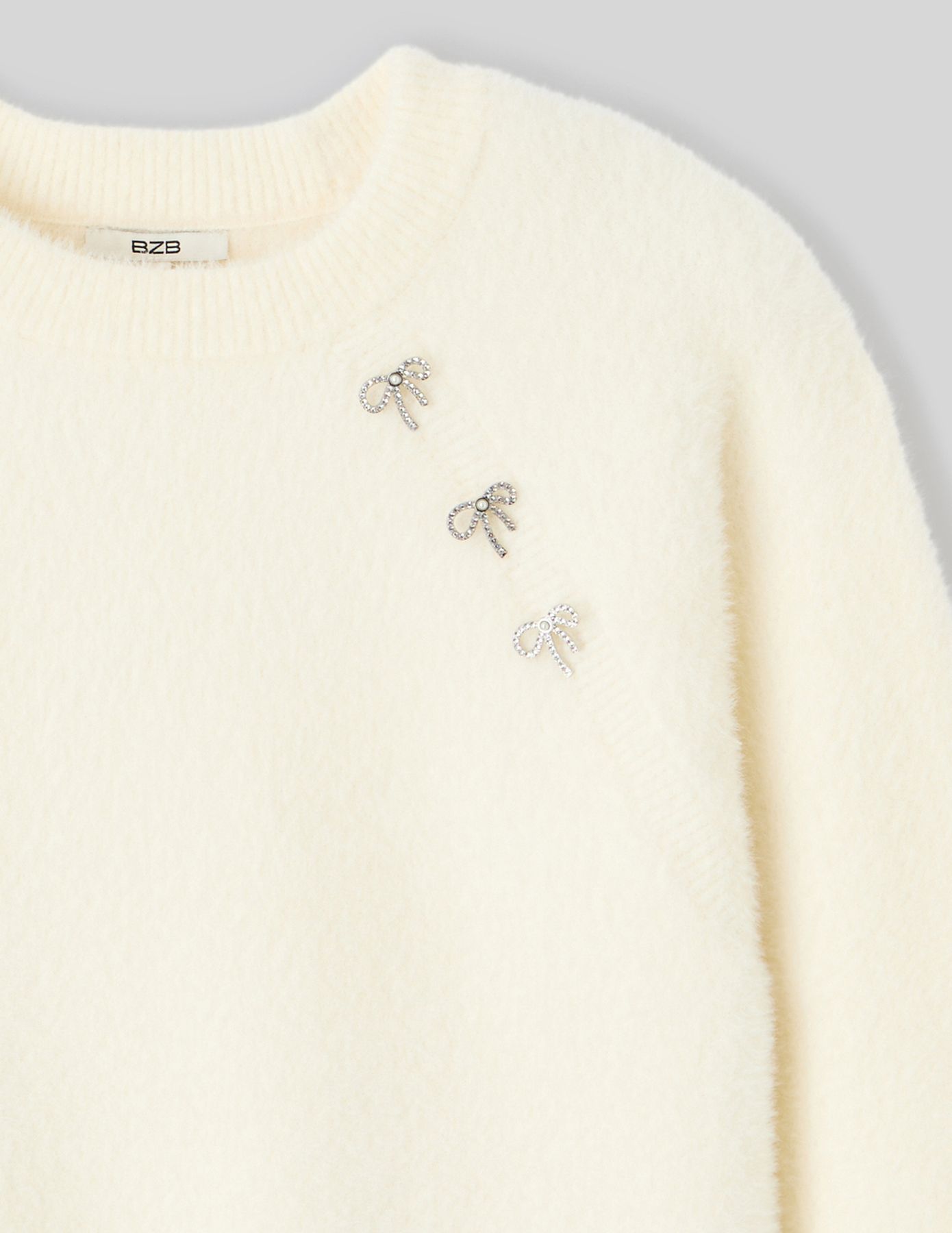 Pull fluffy boutons bijoux