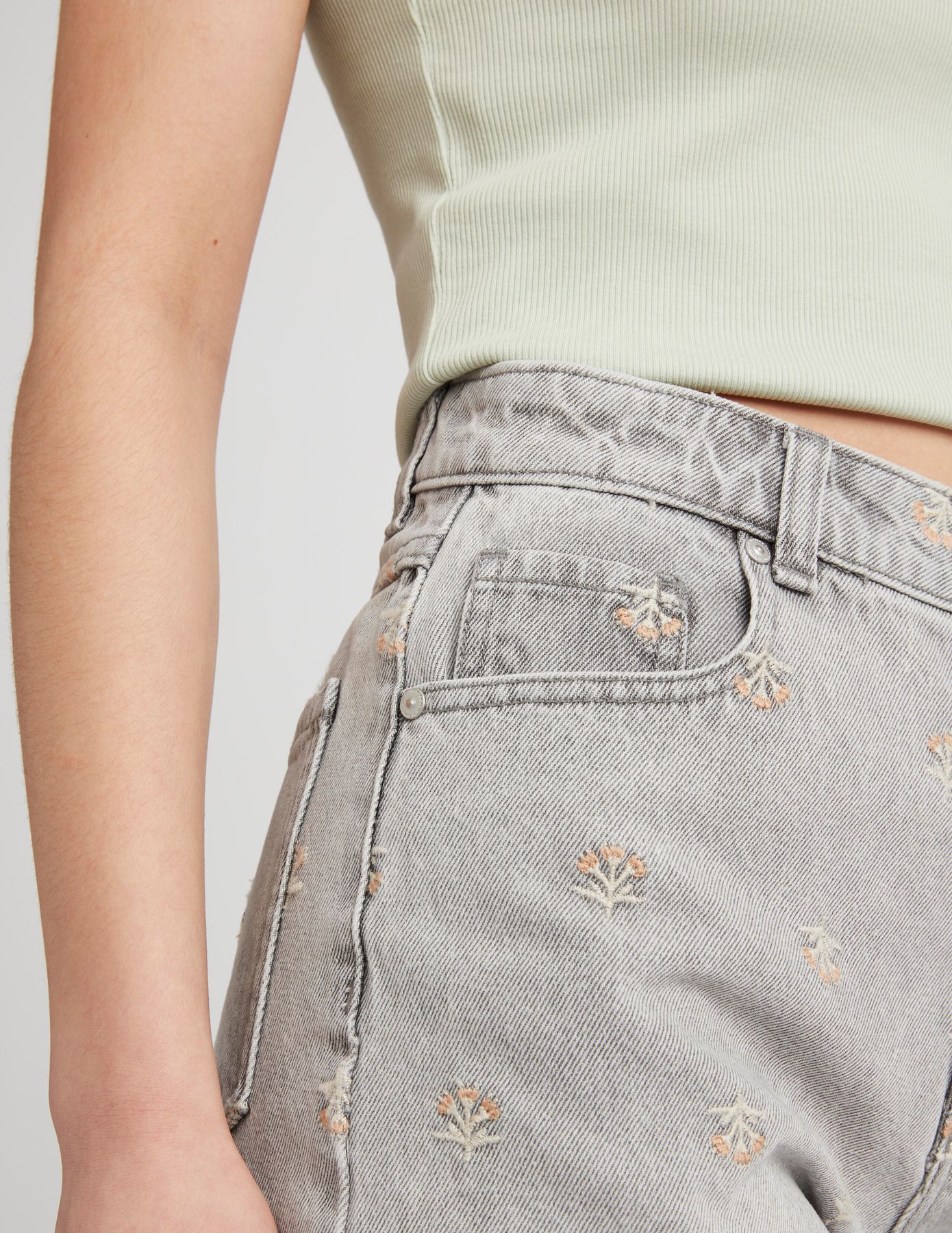 Short en jean brodé