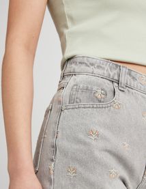 Short en jean brodé