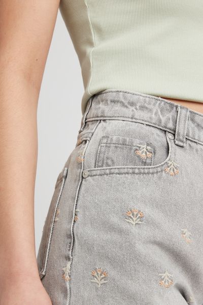 Short en jean brodé