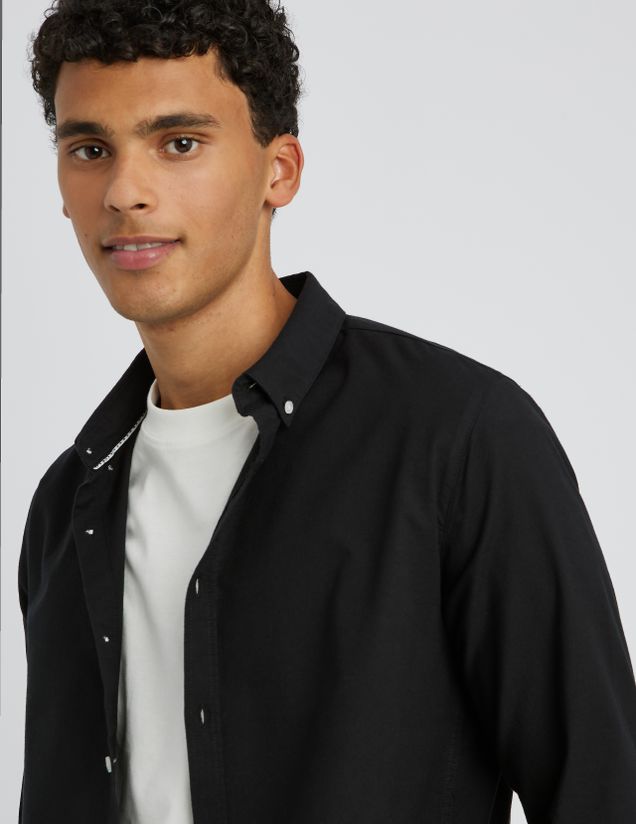 Chemise unie ajust&eacute;e