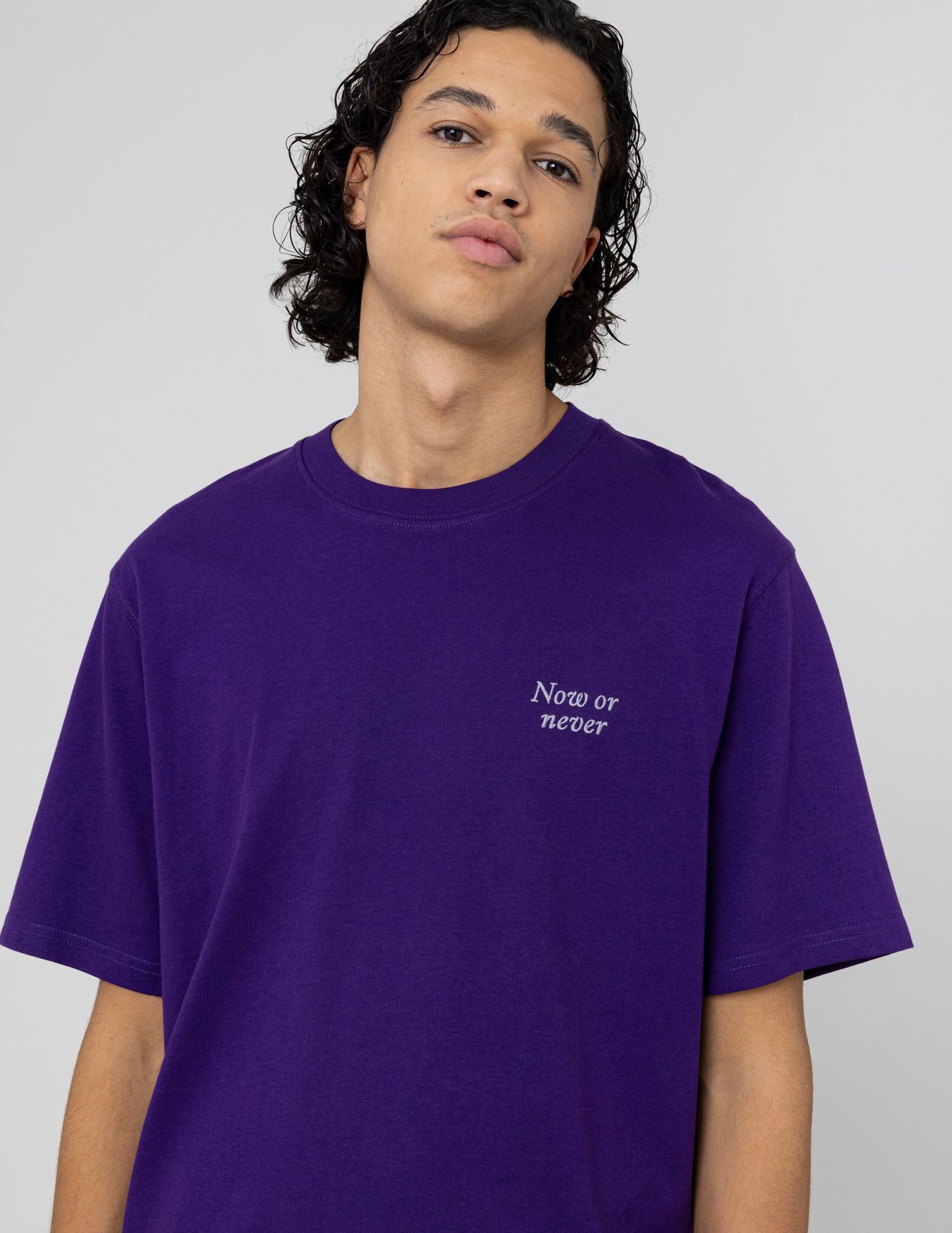 T-shirt broderie poitrine