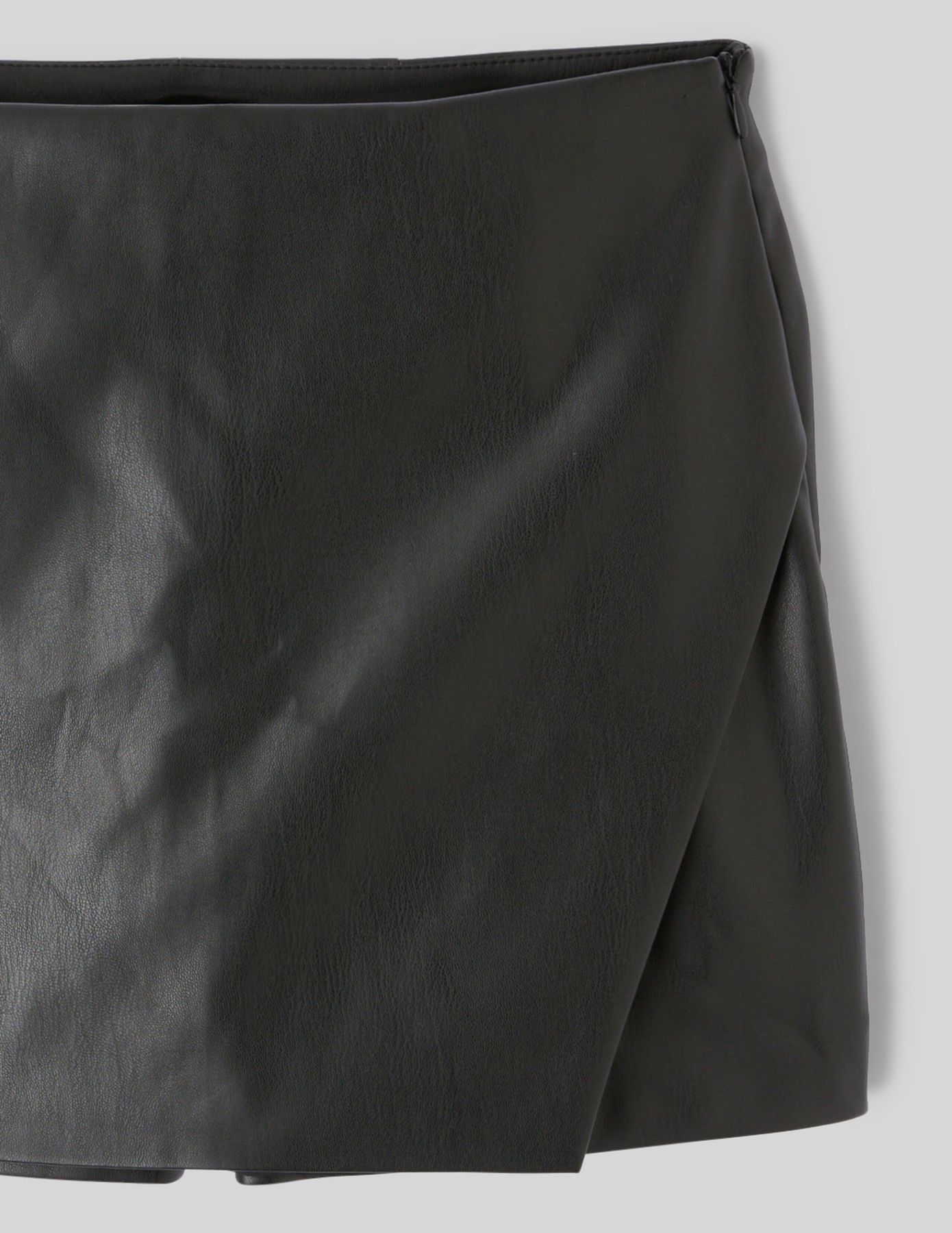 Jupe short en tissu enduit