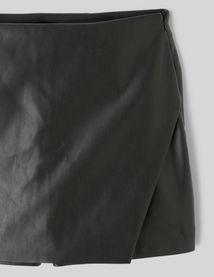 Jupe short en tissu enduit