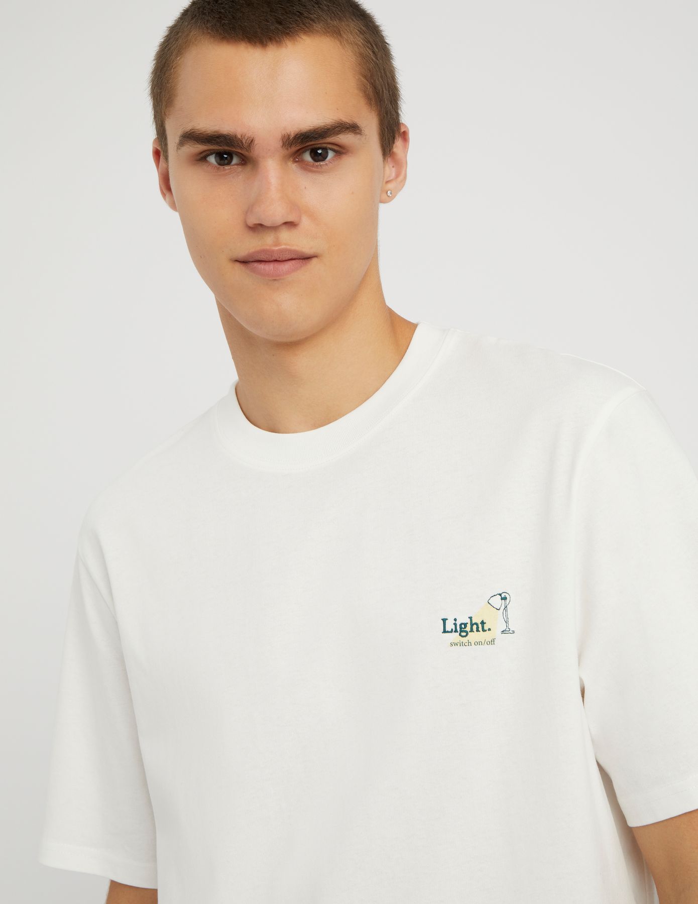 T-shirt broderie poitrine